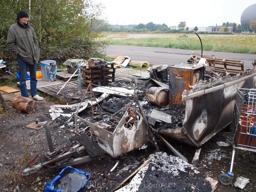 Wohnwagen ausgebrannt Koeln Muelheim Muelheimer Ring Piccoloministr P011.JPG